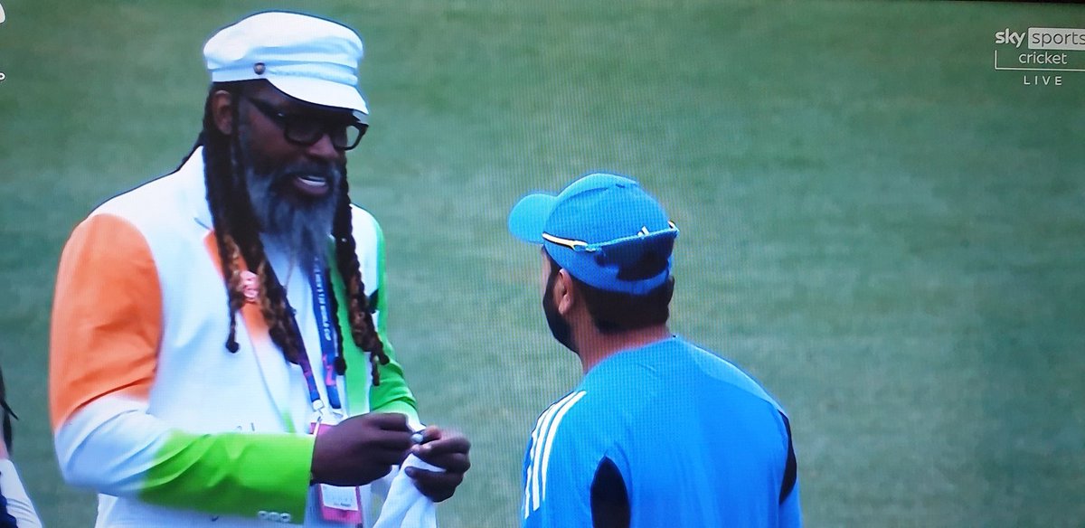 SajSadiqCricket's tweet photo. Chris Gayle wearing his India and Pakistan blazer #Indvpak #T20WorldCup https://t.co/6KSY7egFxC