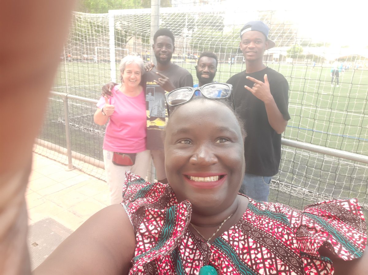 IsaMartinez53's tweet photo. Ha empezado el Mundialito de fútbol para la inclusión #TrofeoFelixEbanda y es una gozada ver a tantos chicos que han pasado por #ProgramaInmigrantes @ValenciaCaritas participando en el torneo jugando o aplaudiendo
#AquiLateUnCorazón https://t.co/LoDWmYVwSB
