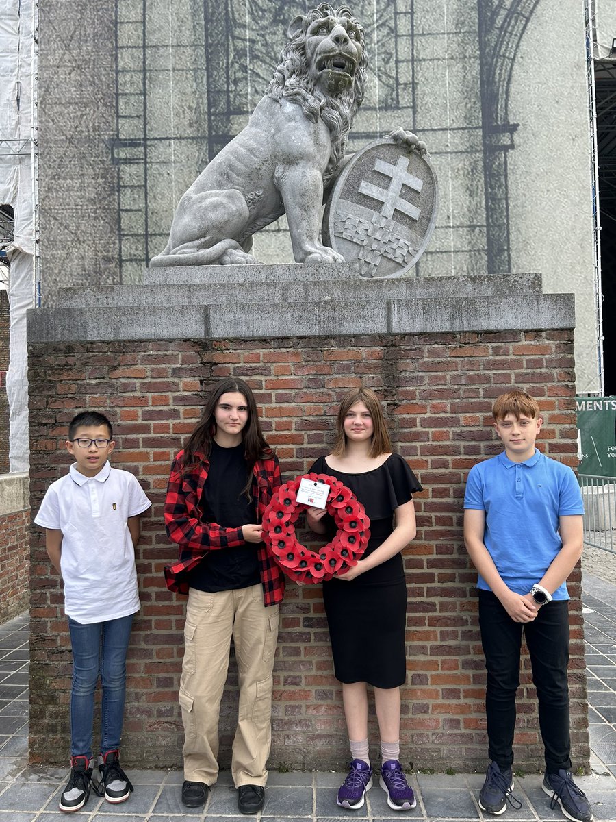 SHS_History's tweet photo. Brian, Polly, Fianna and Matthew laid the wreath at the Menin Gate service tonight on behalf of everyone @southhunsley with a message from @m_blackledge 🌹 https://t.co/gOTg5zncMA