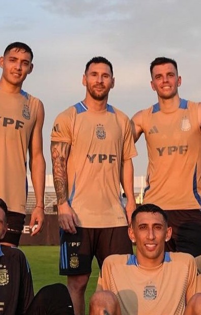 5 canallas mirándose fijo