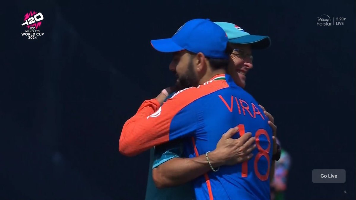 mufaddal_vohra's tweet photo. Virat Kohli with Gary Kirsten. 🫂 https://t.co/ADjwrX1mRp