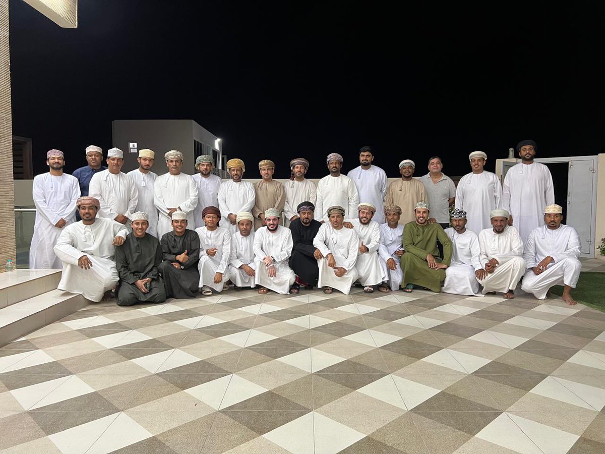 نشكر الاخ سالم حمد الكاسبي صاحب شاليه فيلا الافندر بالاشخرة على تكرمه بالشاليه للجان دوري الهواه بنادي الوحدة وجزيل الشكر لكم كاللجان لما قدمتموه من عطاء دائم لرفعة ناديكم مع أطيب تمنياتي لكم بالمزيد من الإبداع والتقدم العمل مع الجماعة وبروح الفريق هو أساس الاداء الافضل لنا جميعا