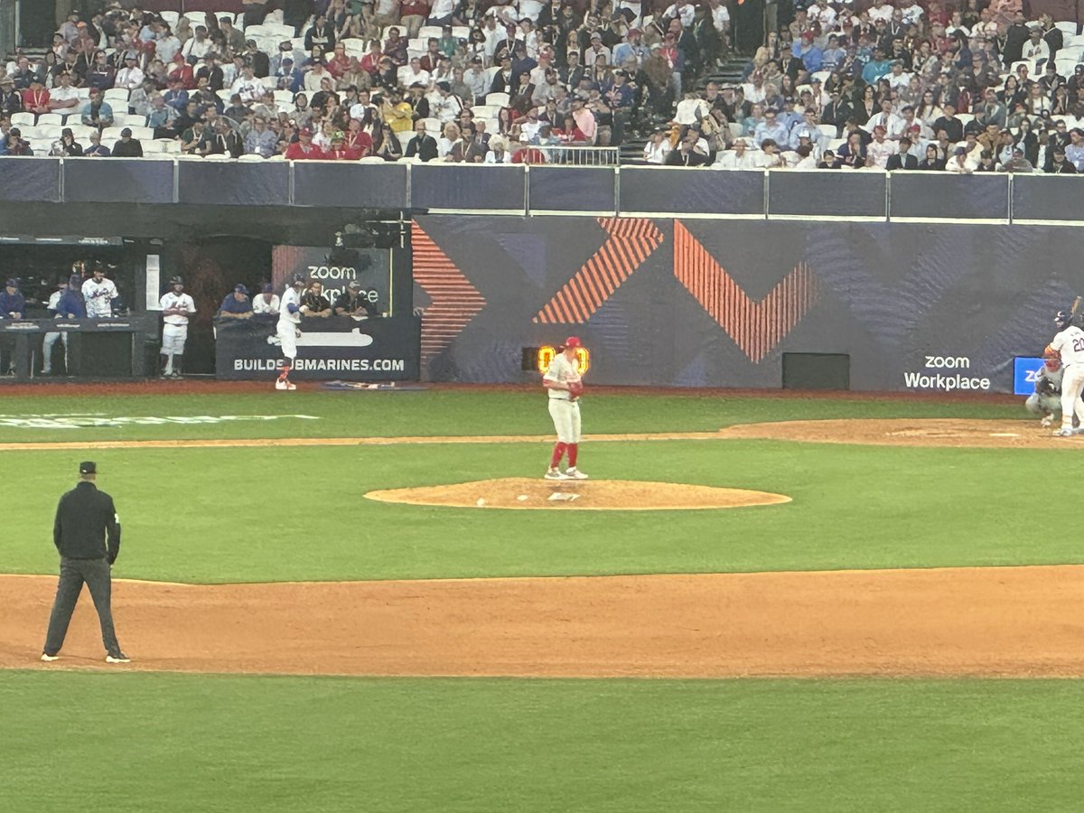 aojwFL_BFC's tweet photo. Great to be @LondonStadium for @MLBEurope #londonseries @Phillies vs @Mets with @WoottonKaren & @Helenamackenzie & #MichaelRyan for a terrific Sat night game with amazing atmosphere as @Phillies win ! https://t.co/PZa2No7sLH