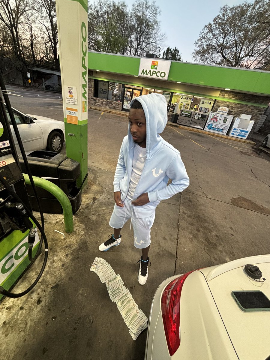 Lil__Yrn's tweet photo. So much cheese no not government🧀I just hit a lick for 10 bands💸But now I need 100 grand💰 
#LilYRN✈️  
#PainReal😓
#AstronautStatus👨🏽‍🚀 https://t.co/oBbJgiVWi9