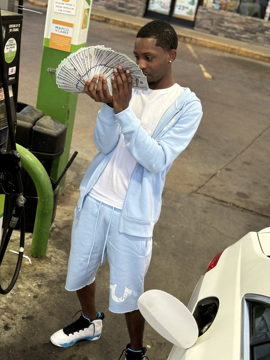 Lil__Yrn's tweet photo. So much cheese no not government🧀I just hit a lick for 10 bands💸But now I need 100 grand💰 
#LilYRN✈️  
#PainReal😓
#AstronautStatus👨🏽‍🚀 https://t.co/oBbJgiVWi9