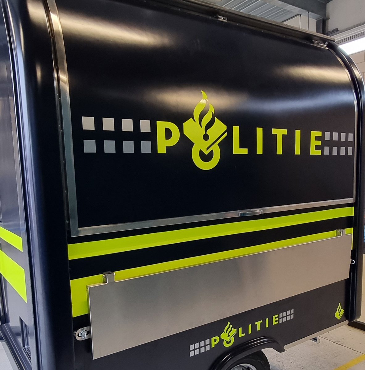 Komende woensdagmiddag staan 2 Ambachtse wijkagenten op de markt op de Schoof met de koffiekar! Deze keer zal het in het teken staan van de "babbeltruc". Komt u ook een praatje maken onder het genot van een bakje koffie? #woensdag #Babbeltruc #verbinden #koffie #samen #contact