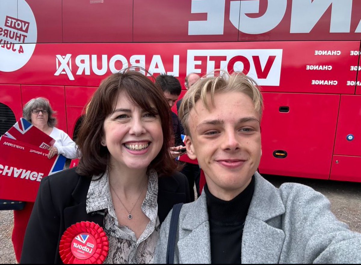 🌹 Day 19: West Midlands Young Labour + the Battle Bus! So lovely to meet <a href="/LucyMPowell/">Lucy Powell MP</a> and to see our members campaigning in Wolverhampton West ☺️