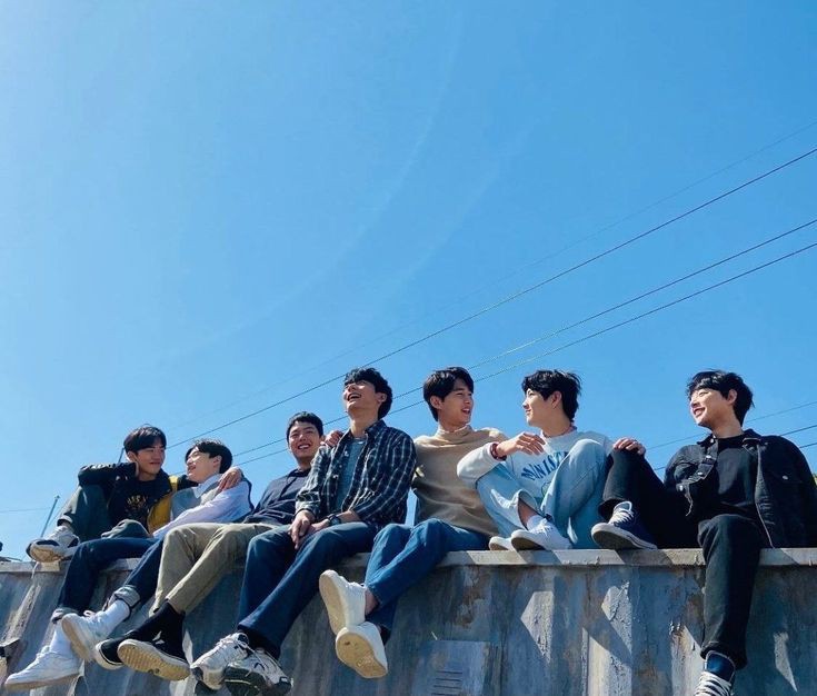 SwagDeysi13's tweet photo. 5 Diferencias entre la serie #BeginYouth y la historia narrada en "The notes" y los mv oficiales de BTS. Un hilo para los fans del Bangtan Universe. @BTS_twt https://t.co/ZhEh7Bgpae