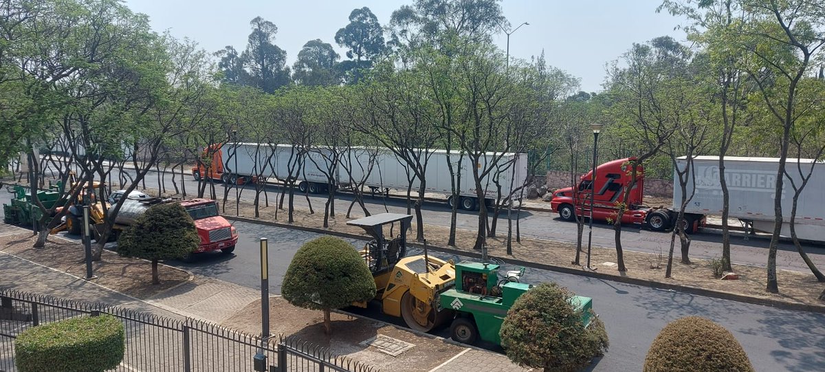 FuentesUnidad's tweet photo. @UCS_GCDMX @alfagonzalezm @TlalpanAl @TlalpanVecinos Solicitamos retiro de trailers y sanción, estacionados en Av. Fuentes Brotantes esquina calle Michoacán, Alcaldía de Tlalpan, provocan inseguridad, HAN PROVOCADO ASALTOS, ahí se esconden los asaltantes. https://t.co/nJ2kG0AfRH