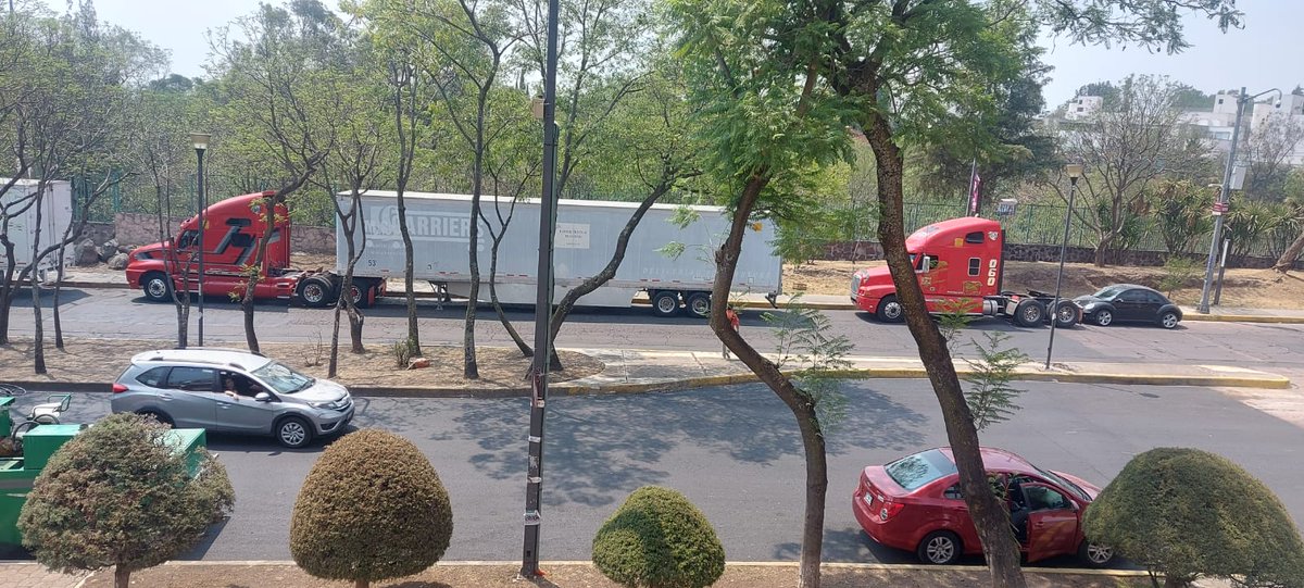 FuentesUnidad's tweet photo. @UCS_GCDMX @alfagonzalezm @TlalpanAl @TlalpanVecinos Solicitamos retiro de trailers y sanción, estacionados en Av. Fuentes Brotantes esquina calle Michoacán, Alcaldía de Tlalpan, provocan inseguridad, HAN PROVOCADO ASALTOS, ahí se esconden los asaltantes. https://t.co/nJ2kG0AfRH