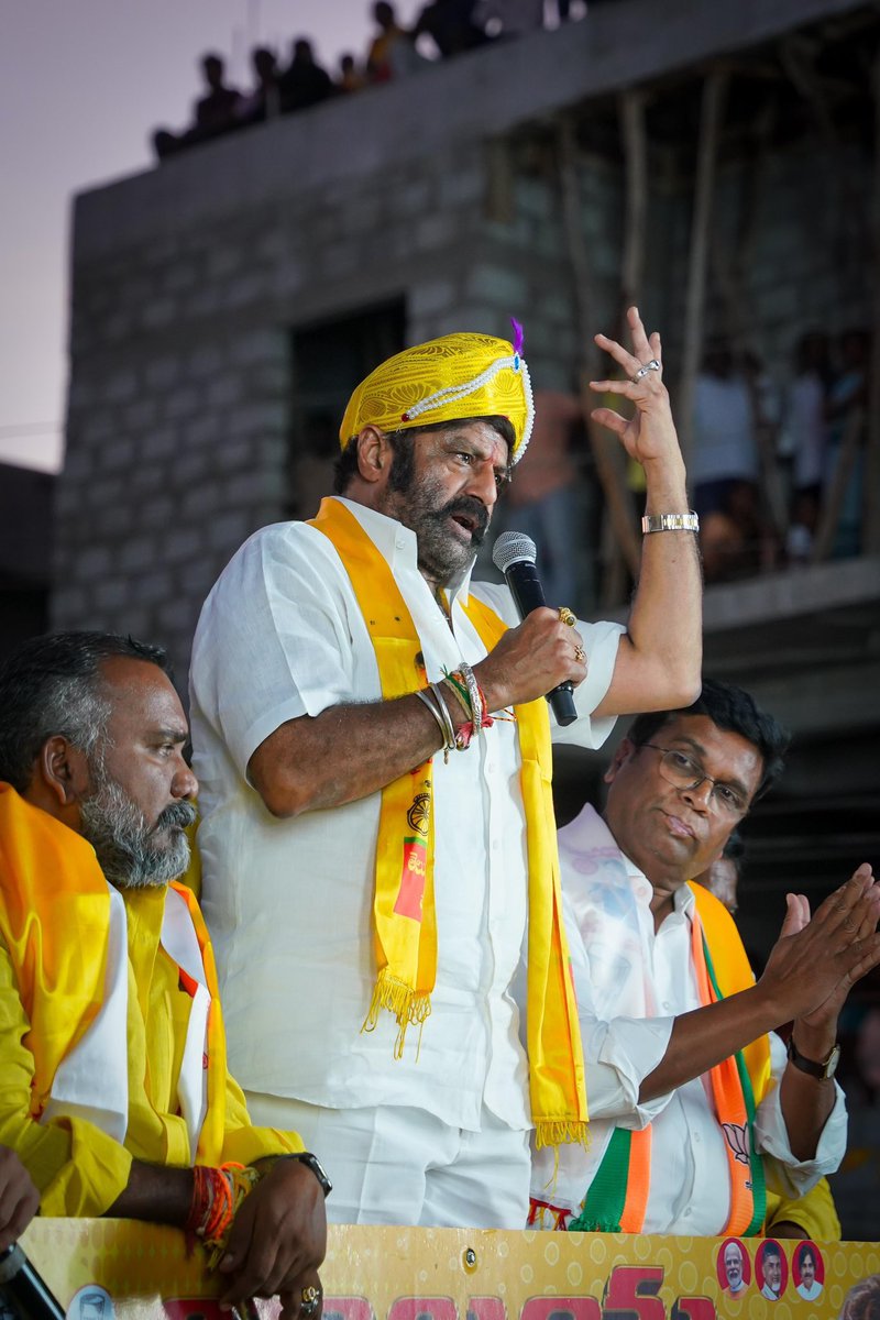nnsCHARAN's tweet photo. మా బాలయ్య కి జన్మదిన శుభాకాంక్షలు
#NandamuriBalakrishna 
#HappyBirthdayNBK 
#HBDBalakrishna 
#HappyBirthDayBalayya https://t.co/fyvLH7Vidg