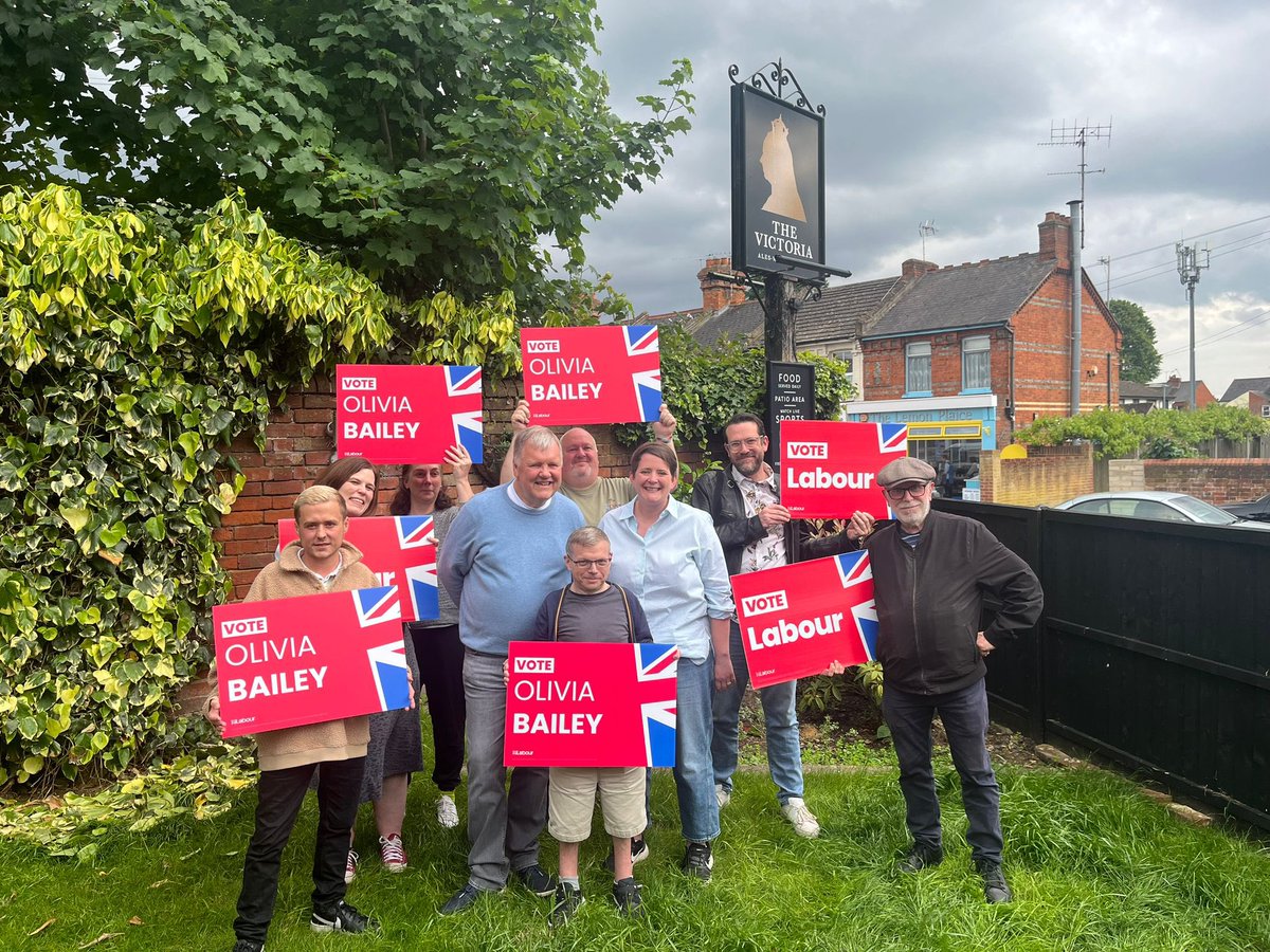 rdg_elliott's tweet photo. Great to support @livbailey in Tilehurst and Battle wards on Friday speaking to voters - and with special guest @CliveTyldesley 💪🌹 https://t.co/IPYr3PseqK