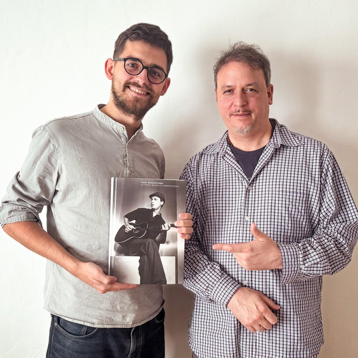 Nová kniha Kurt Rosenwinkel: Ultimate Book of Compositions, na jejíž přípravě se zásadně podílel akordeonista Vojta Drnek, vychází už zítra. Rozhovor s Vojtěchem zde: rozhl.as/aoV

📷 Mário Pedro