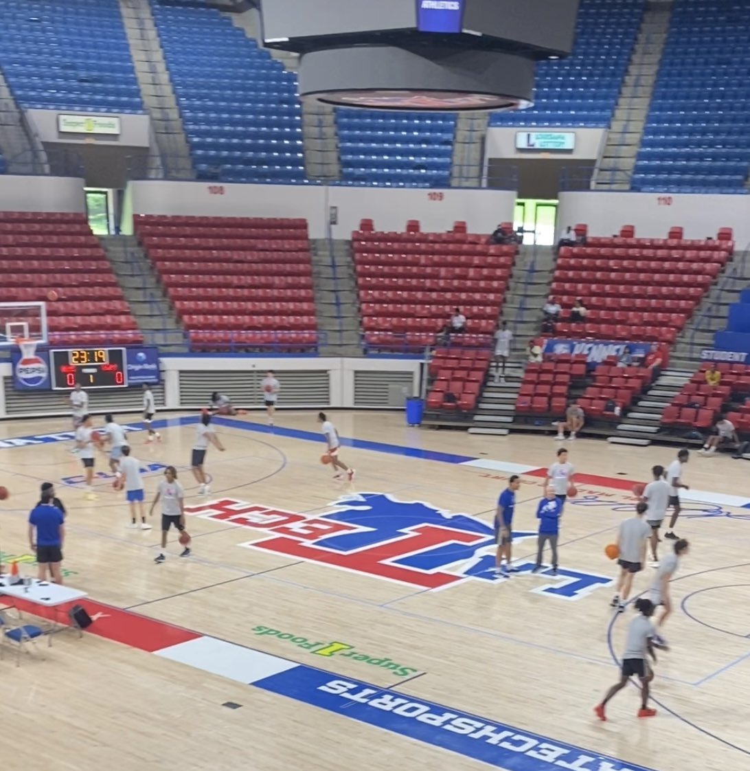 RobertWherry32's tweet photo. Extra Grind and checking out LA Tech today at Coach Hester’s camp 
@LATechHoops @prephoops_ar @arbballrankings #classof2025
@vortexsportsark @prepredzonear
@arbballrankings @arhoopscoop @arrecruitingguy @isojoeacademy https://t.co/MpJjriRGco