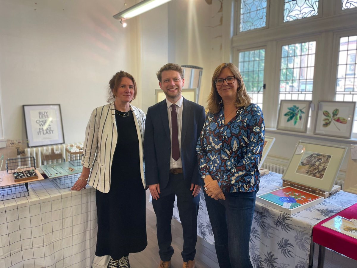 ConnorRand4ASW's tweet photo. Yesterday, @UKLabour launched its plan for small businesses. It was wonderful to chat to many small business owners at Altrincham Summer Arts Fair, including Jo and Georgia, about our plan. Thrilled to be given such a lovely gift too! #LabSmallBizSat 🌹 

https://t.co/pMmZb6IdgX https://t.co/rWNojZNbYN