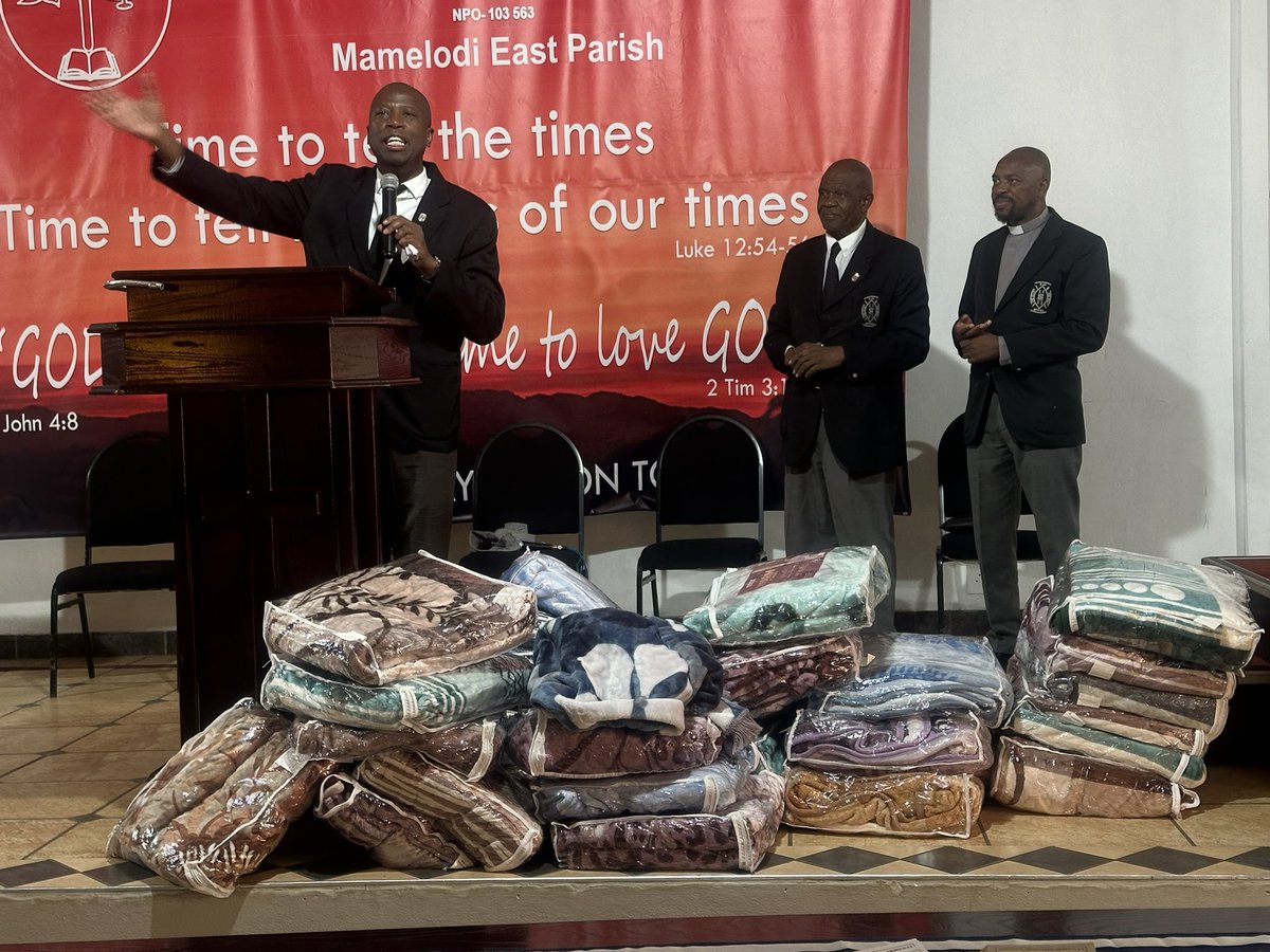 MusaMayayise's tweet photo. This Sunday service was about loving your neighbor. The church shared blankets with the community surrounding the church building. @EPCSA_MamsEast #BlanketDonation #LoveThyNeighbour #GivingToTheNeedy https://t.co/Yxg638yHkP
