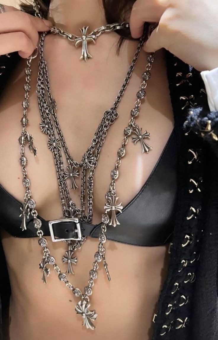 build an outfit tweet media