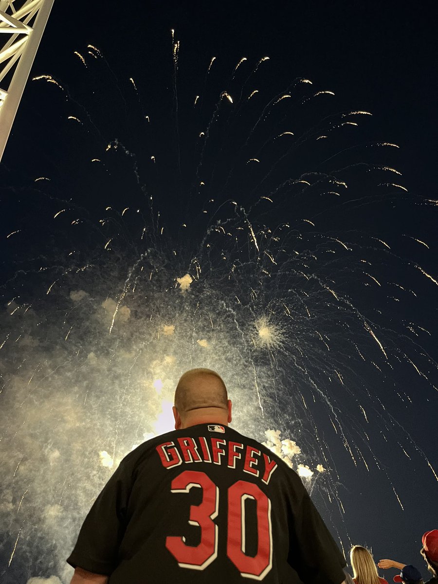 Kayla_9999's tweet photo. Twitter help me out and get this to the guy at the reds cubs game this past Friday!!! Took this of the fireworks and just so happened to take this great pic of the guy https://t.co/2vHJwN9Mo8
