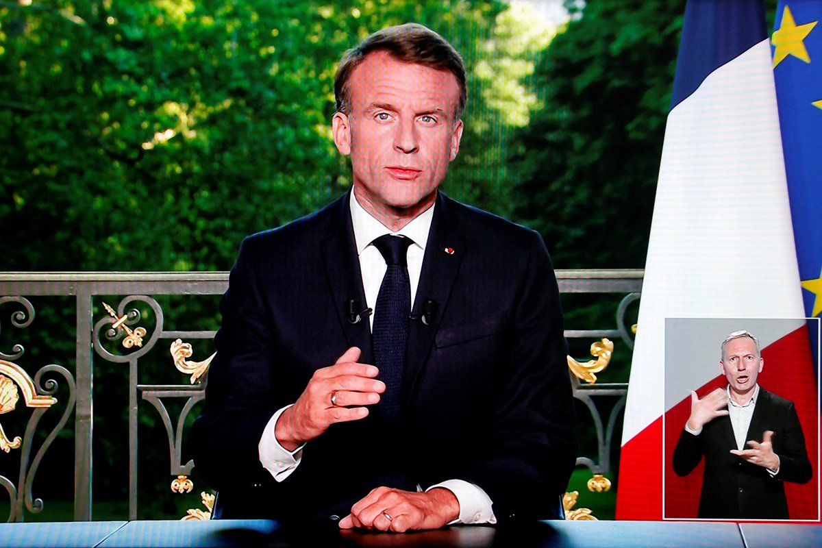 Emmanuel Macron annonce la dissolution de l’Assemblée après le score historique du RN aux #ElectionsEuropéennes2024. 
"J'ai décidé de vous redonner le choix de votre avenir parlementaire." 
Le 1er tour se tiendra le 30 juin, le second le 7 juillet.
radiofrance.fr/franceculture/…