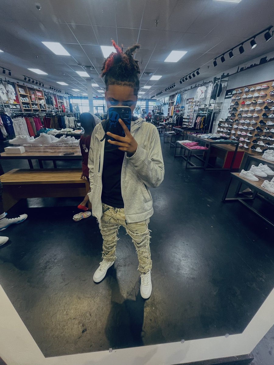 emdubxxxx's tweet photo. Idk I need my haircut with my blind ass. https://t.co/oBL7RixyKE
