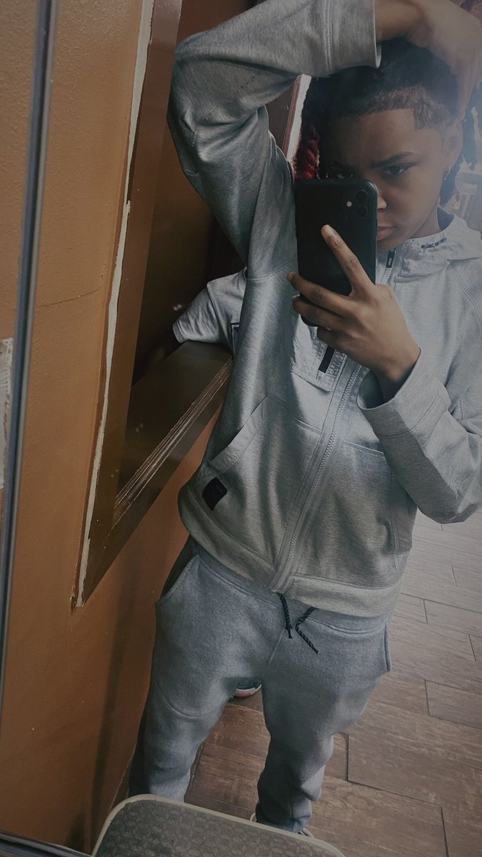 emdubxxxx's tweet photo. Idk I need my haircut with my blind ass. https://t.co/oBL7RixyKE
