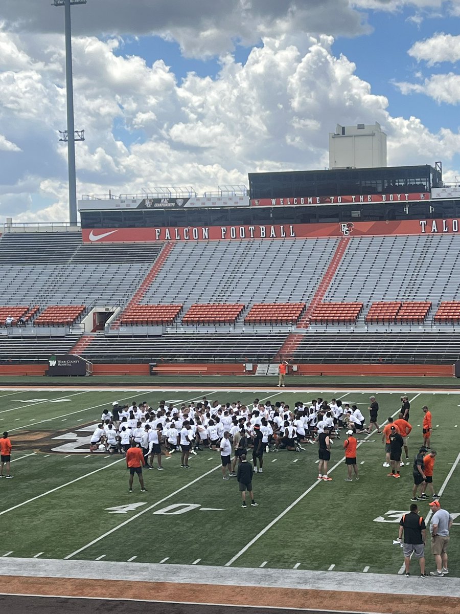 Braylen_Blue_2's tweet photo. Had a great time at Bgu camp. Great competition and grateful for the opportunity @BG_Football @CoachLoefflerBG @ErikCampbell @LakotaWestFB @CoachTomBolden https://t.co/YdCAINDy3t