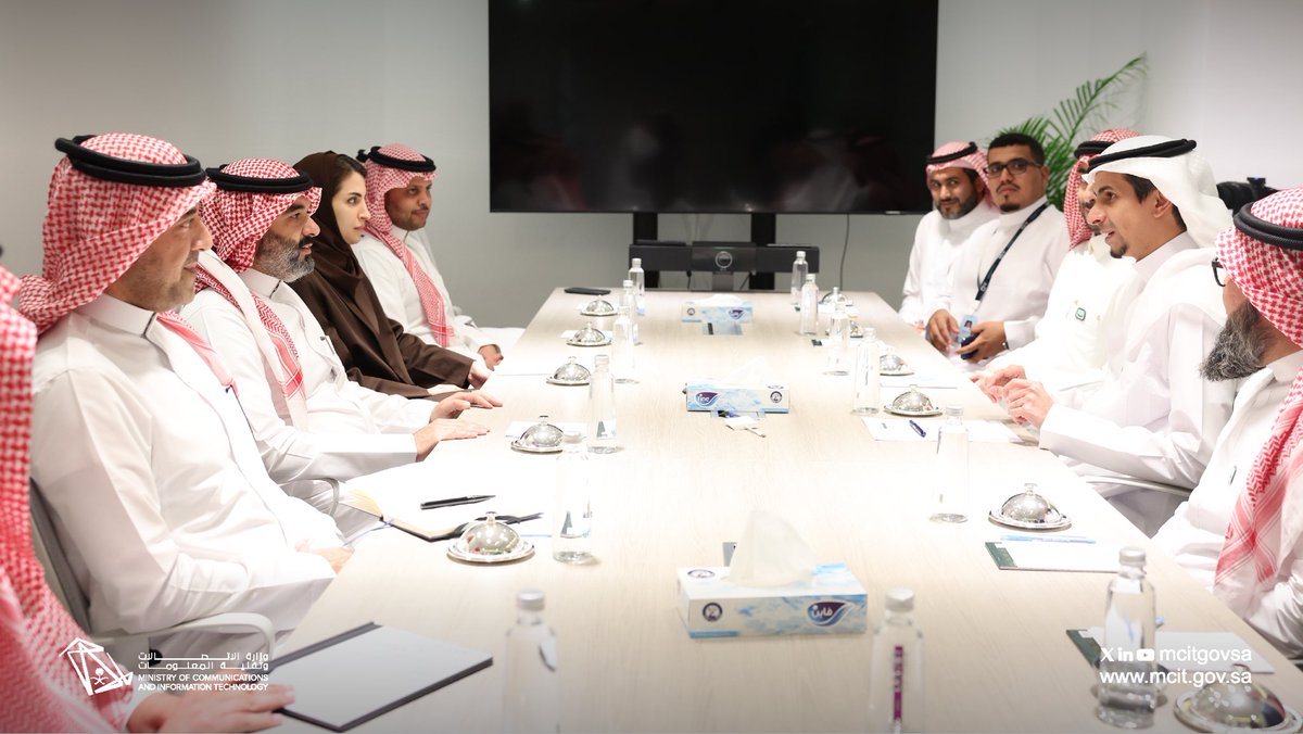 McitGovSa's tweet photo. معالي @aalswaha يزور شركة @SallaApp ويطلع على قصص نجاح الشركة في دعم الاقتصاد الرقمي وخلق الوظائف، ويناقش معهم الفرص الواعدة في مجال التجارة الإلكترونية وسبل تمكين رياديي الأعمال. https://t.co/TKapnktaBH
