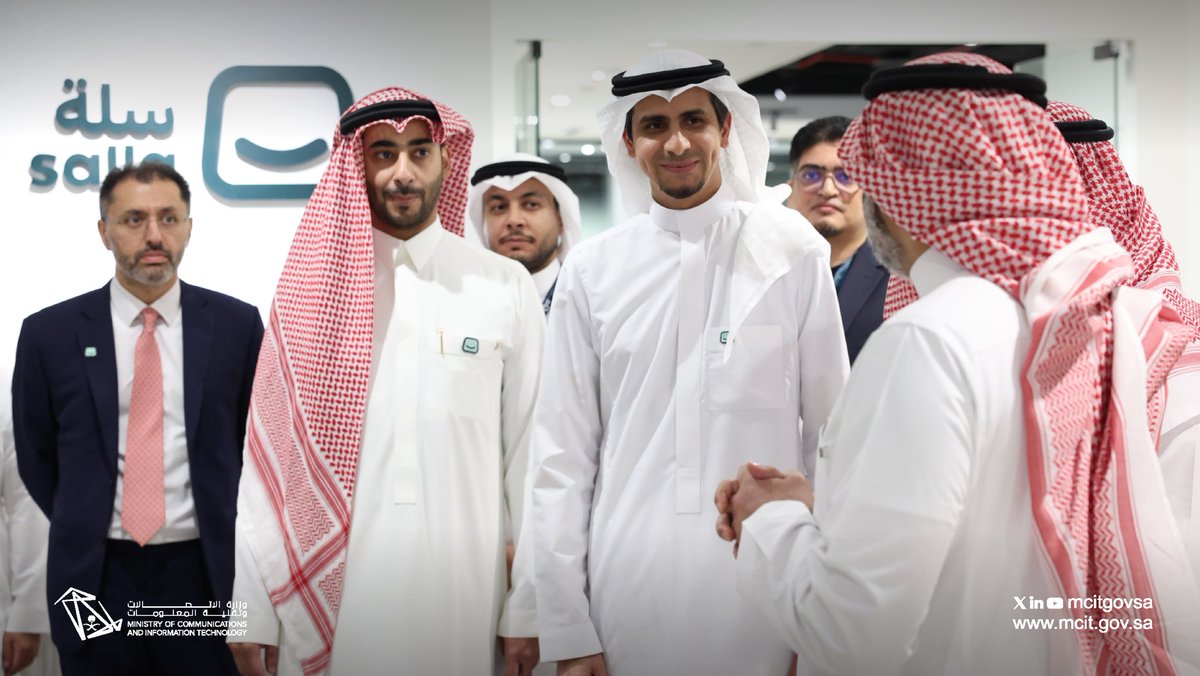 McitGovSa's tweet photo. معالي @aalswaha يزور شركة @SallaApp ويطلع على قصص نجاح الشركة في دعم الاقتصاد الرقمي وخلق الوظائف، ويناقش معهم الفرص الواعدة في مجال التجارة الإلكترونية وسبل تمكين رياديي الأعمال. https://t.co/TKapnktaBH