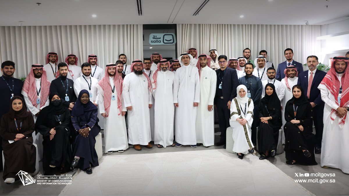 McitGovSa's tweet photo. معالي @aalswaha يزور شركة @SallaApp ويطلع على قصص نجاح الشركة في دعم الاقتصاد الرقمي وخلق الوظائف، ويناقش معهم الفرص الواعدة في مجال التجارة الإلكترونية وسبل تمكين رياديي الأعمال. https://t.co/TKapnktaBH