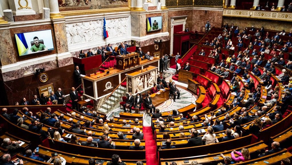 fransizgastesi's tweet photo. 🔴 𝗦𝗢𝗡 𝗗𝗔𝗞𝗜̇𝗞𝗔

Cumhurbaşkanı Emmanuel Macron, Avrupa seçim sonuçları açıklanınca meclisi feshetme kararı aldı.

Milletvekili seçimleri için Fransa 30 Haziran ve 7 Temmuz tarihlerinde sandığa gidecek. https://t.co/BxKGvvwT6g