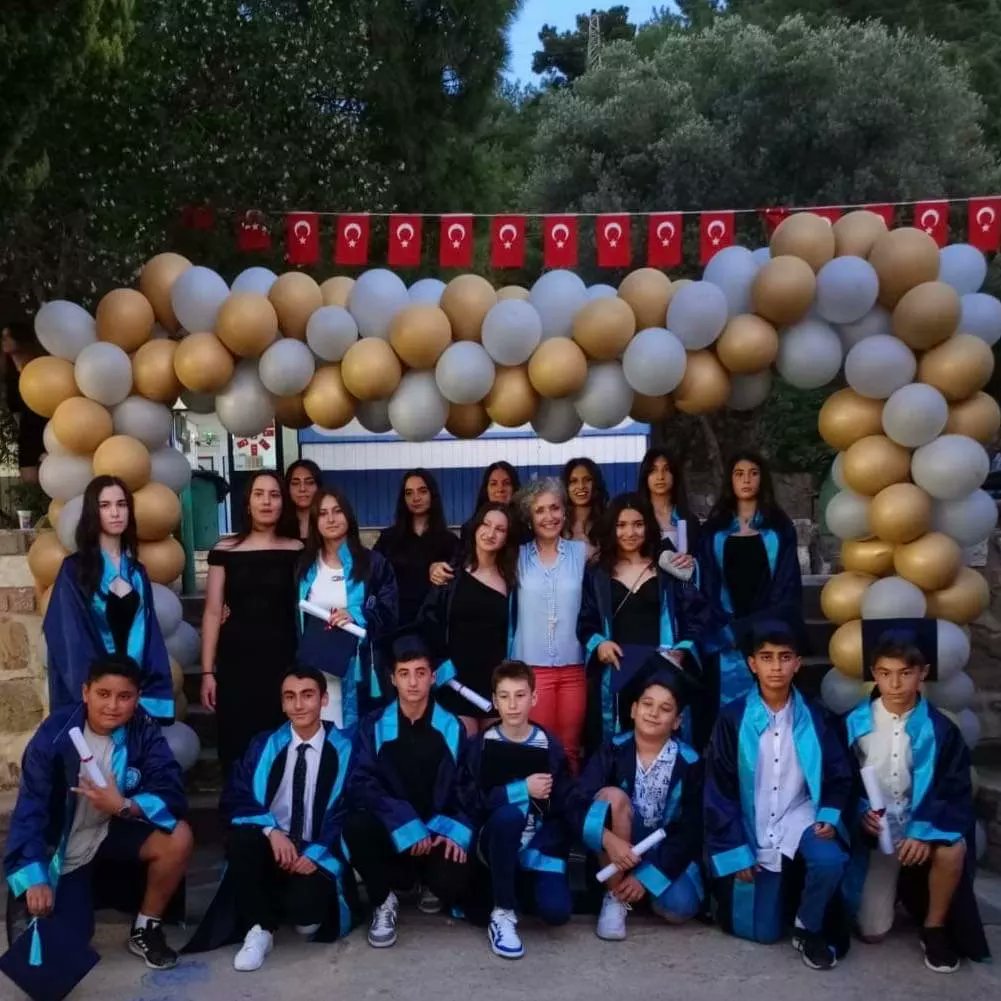 MarinaProfilo's tweet photo. Sevgili Gençler!..
Mezuniyetiniz kutlu olsun! Bu büyük başarıya ulaşmak için gösterdiğiniz çaba ve azim gerçekten takdir edilecek. Bundan sonraki yolculuğunuzda sizlere başarılar dileriz. Her zaman kendinize inanın ve hayallerinizi gerçekleştirin!..👍❤💐 https://t.co/WsMeRNOM5P