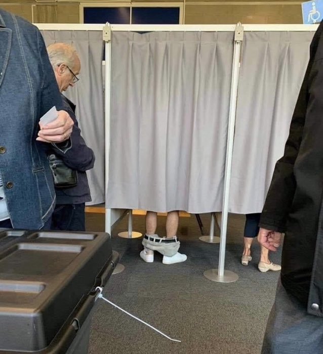 diaz140902's tweet photo. Chicos me ha tocado en una mesa electoral y un pavo se ha puesto a mearse en las papeletas del PSOE, el segurata ha ido a pararle y se han puesto los dos a hacer lo mismo, que coño está pasando https://t.co/Ou35boBO01