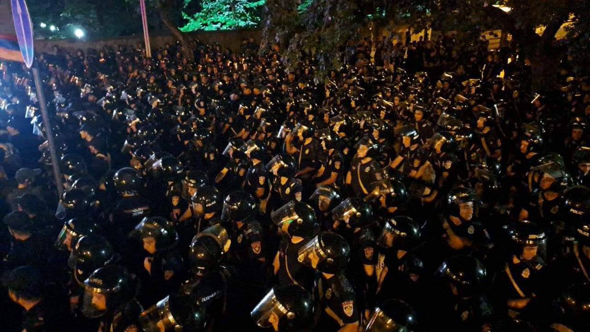 NKobserver's tweet photo. Anti-government rally rocks #Armenia again, protesters led by Archbishop @SrbazanBagrat demanding the Prime Minister @NikolPashinyan's resignation amid unilateral territorial concessions to #Azerbaijan. Security forces deployed in mass aiming to contain the events. https://t.co/hKd6pCImJT