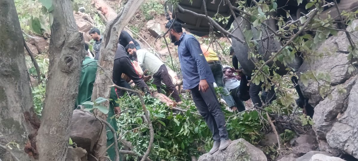 Agr terrorists ka koi religion nhi hota to phr Hindus pilgrims pe hi attack kyu kiya ?
Dushman sarhad ke us paar hi nhi ghr me b hot hnn  #AllEyesOnReasi 
#HindusUnderAttack
#Terroristattack
