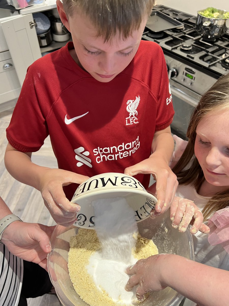 Laura Hurrell tweet media