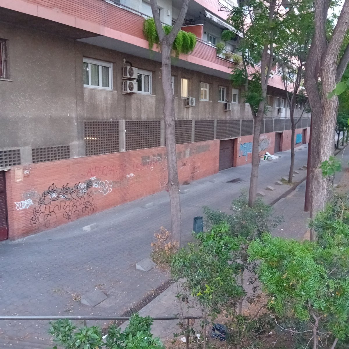 Es alucinante una de las dos entradas a <a href="/Cerdanyola/">Cerdanyola</a> y <a href="/AjRipollet/">Ajuntament Ripollet</a> municipios de gran población ...parece el bronx, ocupas  utilizando alumbrado público, gente durmiendo con colchones en la calle, otros haciendo barbacoas en Parc de Massot y el otro parque...y las autoridades ??