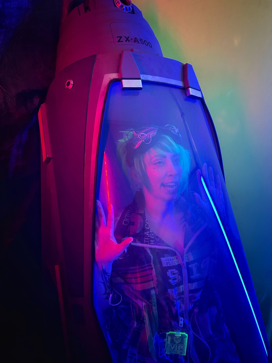 VividVivka's tweet photo. The Pod™️, last night.
It’s from the XFiles and my Neo tribe now owns it for our desert festival roleplay shenanigans. #JustLAthings https://t.co/0UJc2GX2qB