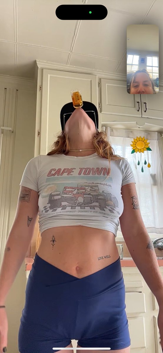shitheadsoph's tweet photo. my honey bee https://t.co/sCuzFbpely