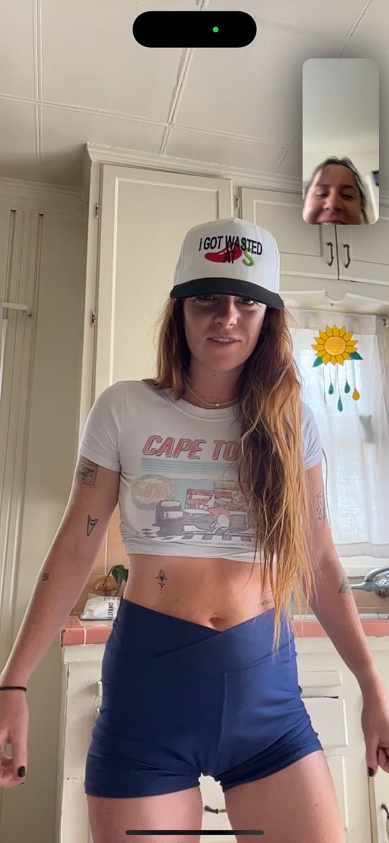 shitheadsoph's tweet photo. my honey bee https://t.co/sCuzFbpely