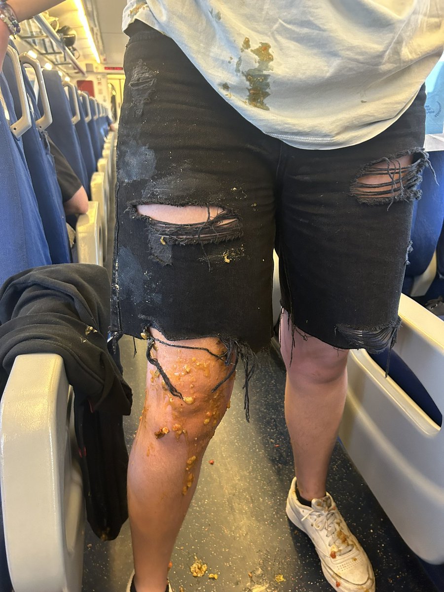 Acabamos de sufrir una agresión en el tren R16 de Cambrils a
Barcelona-Sants en el último vagón, un hombre nos ha chillado
andrógenos y nos ha tirado un plato de albóndigas encima. Hemos hablado con seguridad de la <a href="/Renfe/">Renfe</a> <a href="/rodalies/">Rodalies Catalunya</a> <a href="/rod16cat/">R16 Rodalies 🤖</a> y nos han dicho que no podemos [1/3]