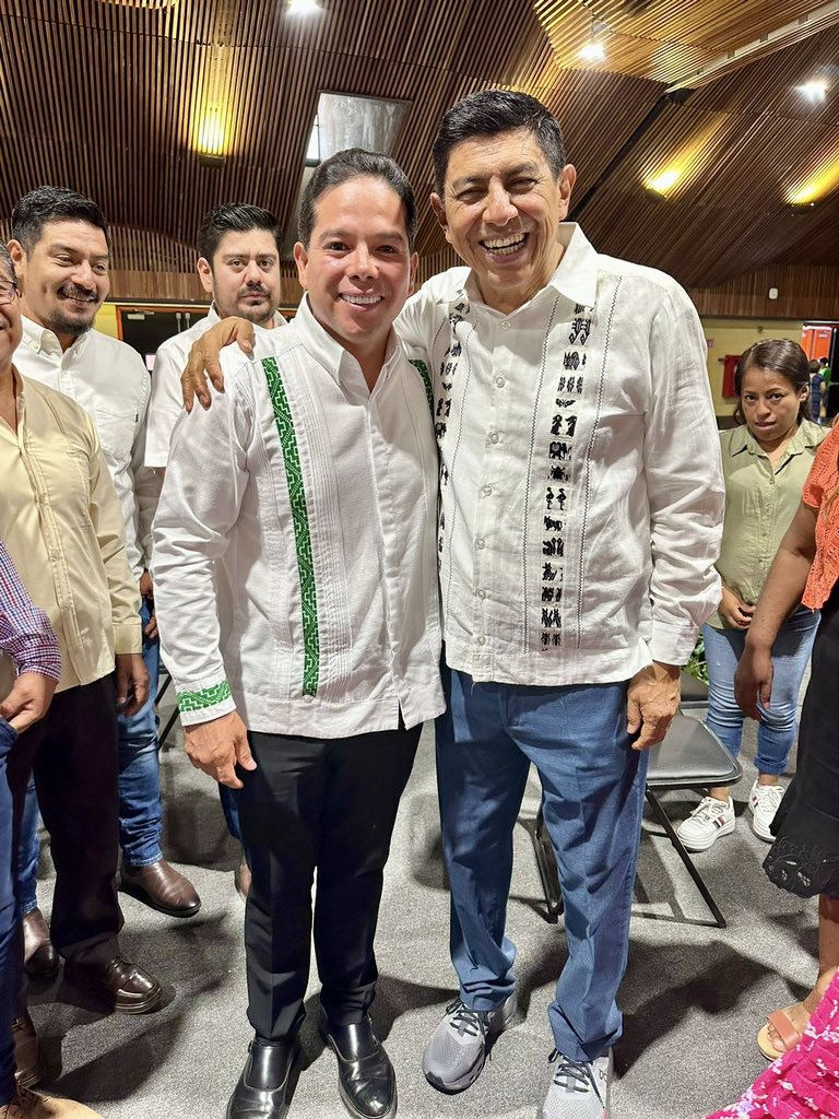 Para seguir con la gobernabilidad que tiene Oaxaca, hoy asistí a la reunión convocada por nuestro Gobernador Salomón Jara Cruz (<a href="/salomonj/">Salomón Jara Cruz</a>) y su distinguida esposa, la Presidenta Honoraria del <a href="/DIF_Oaxaca/">DIF Oaxaca</a>, Irma Bolaños Quijano (<a href="/Irma_BolanosOax/">Irma Bolaños Quijano</a>), junto a las presidentas y
