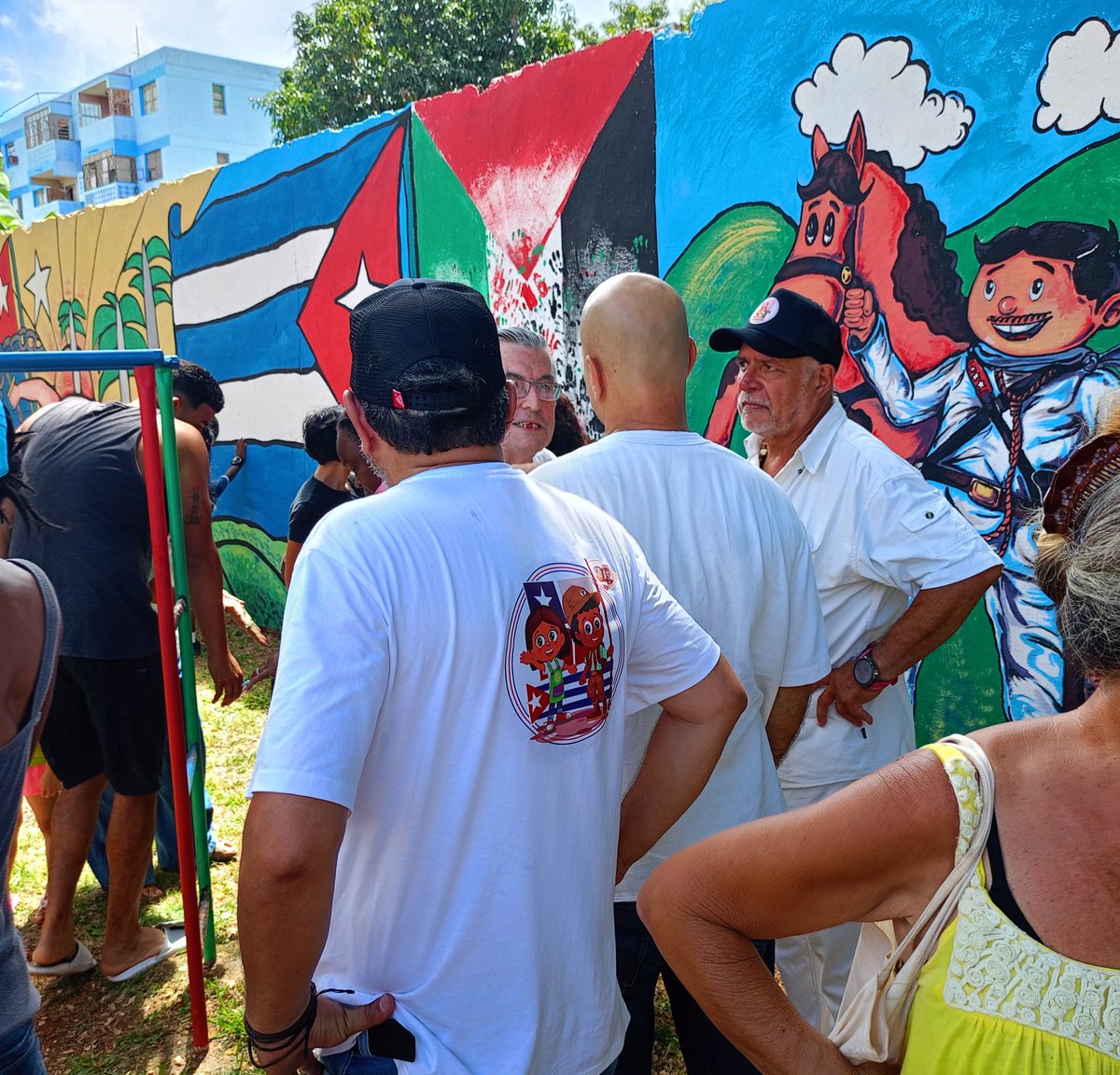 Hermanos del Comité Internacional Paz Justicia y Dignidad de los Pueblos trabajaron junto a la comunidad para rehabilitar y embellecer el parque infantil "Elpidio Valdés", en San Agustín, La Lisa. #Cuba #CDRCuba #TodosSomosCederistas