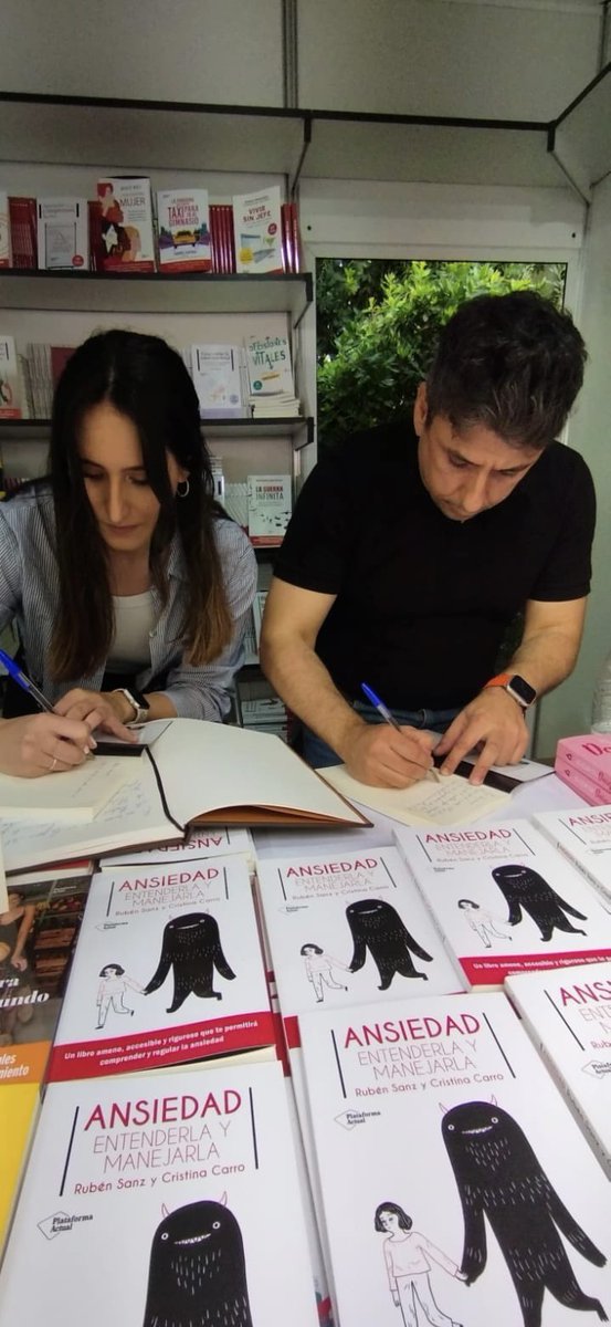 cristinac_psico's tweet photo. 💫📕 Mañana muy emocionante y llena de ilusión. Muchas gracias a la familia de @PlataformaEdit por su confianza y a nuestros amigos y lectores que se han acercado a demostrarnos su cariño. 

¡Nos ha encantado estar con vosotros! GRACIAS. 

#feriadellibromadrid #psicología https://t.co/5nb847jQxP
