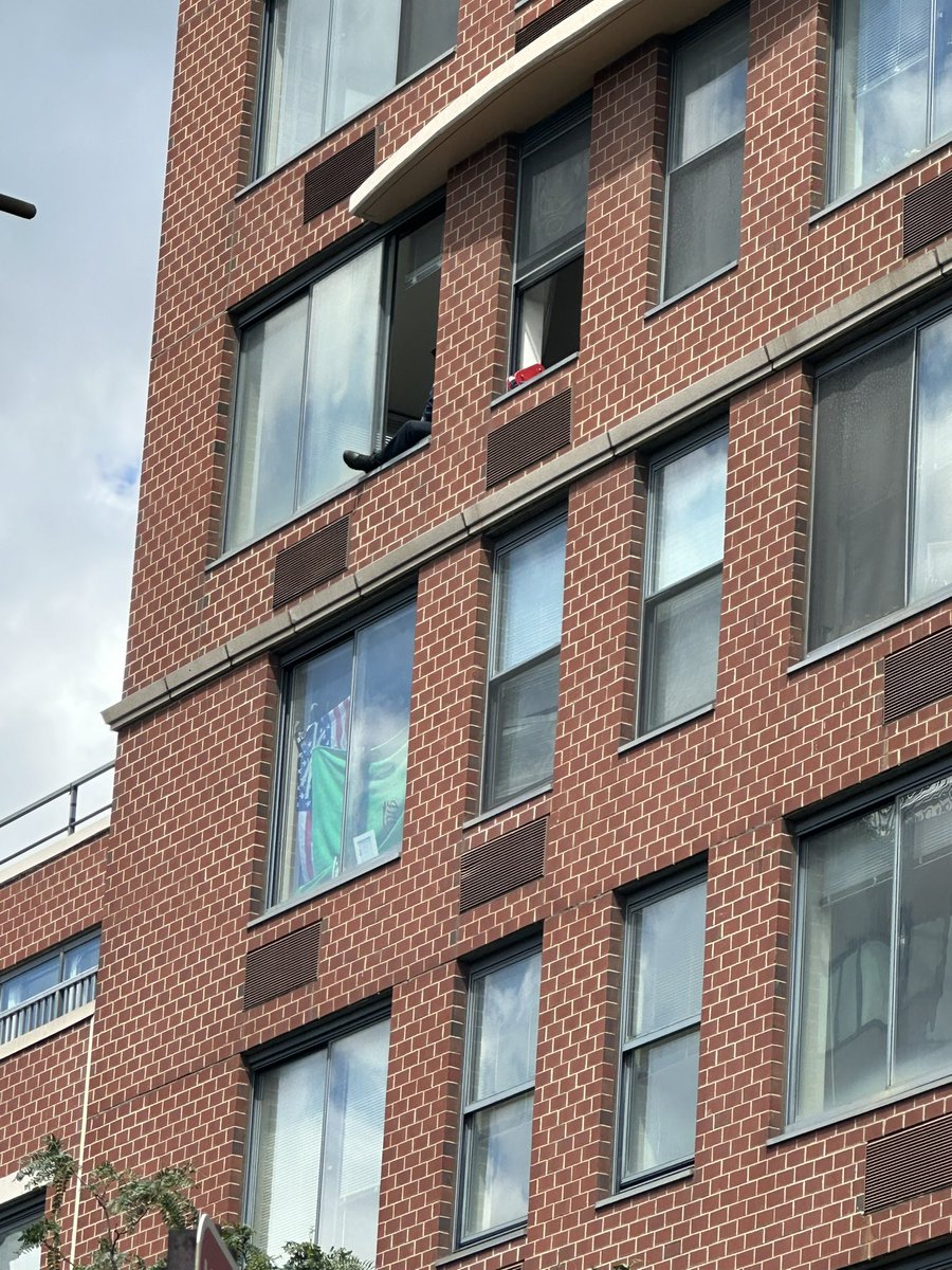 #Hoboken Not sure the situation but someone has barricaded thenselves on the 5th floor of 77 Park