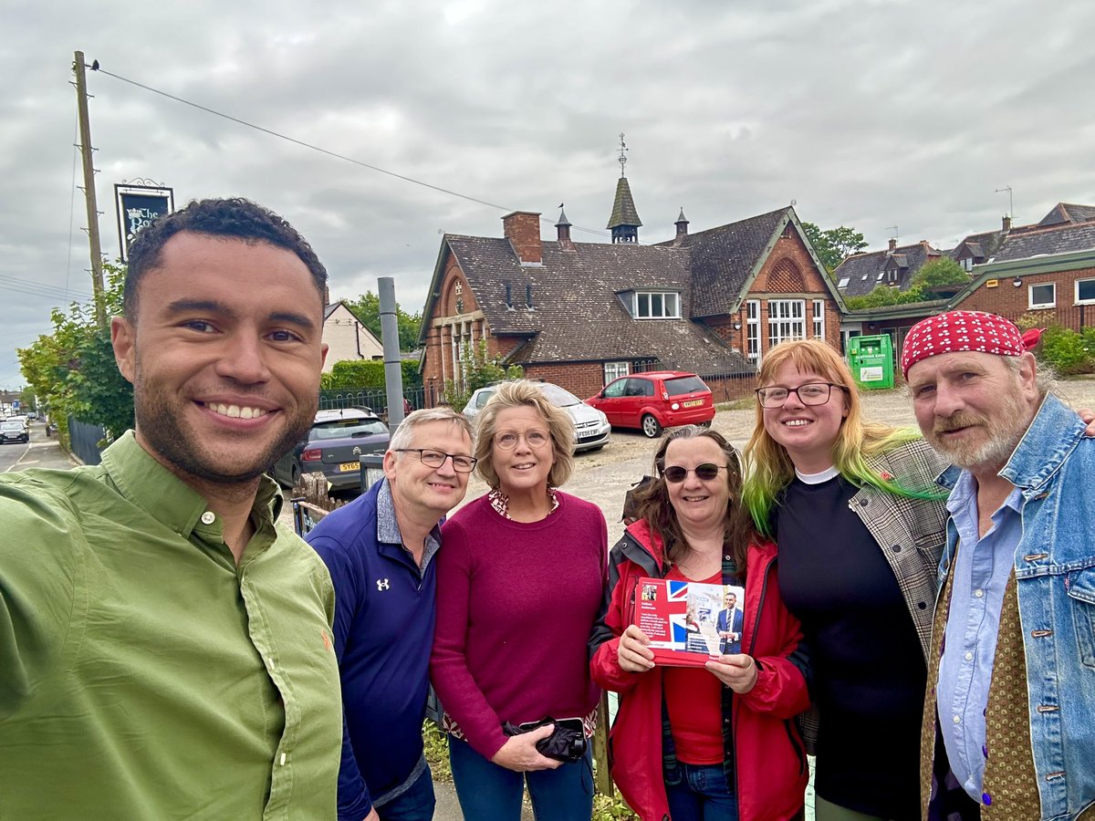 Another evening canvassing one of the many gems of the new Buckingham &amp; Bletchley constituency: Tingewick.

People told us about their frustration at not being able to get a GP appointment or obtain good quality childcare. They’re looking to Labour to provide a fresh start.🌹