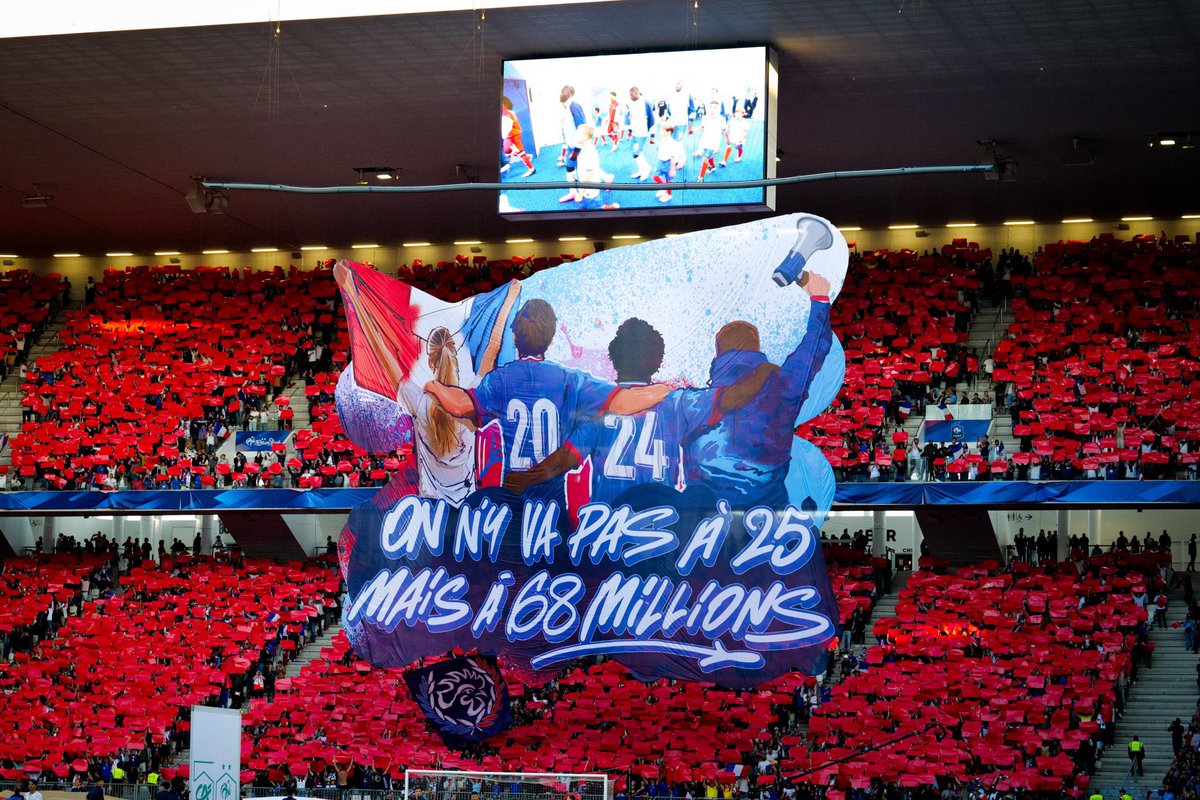 « On n’y va pas à 25 mais à 68 millions ! 🗣️🇫🇷💪

Le tifo des Irrésistibles Français à Bordeaux avant le match face au Canada.

📸 <a href="/equipedefrance/">Equipe de France ⭐⭐</a>