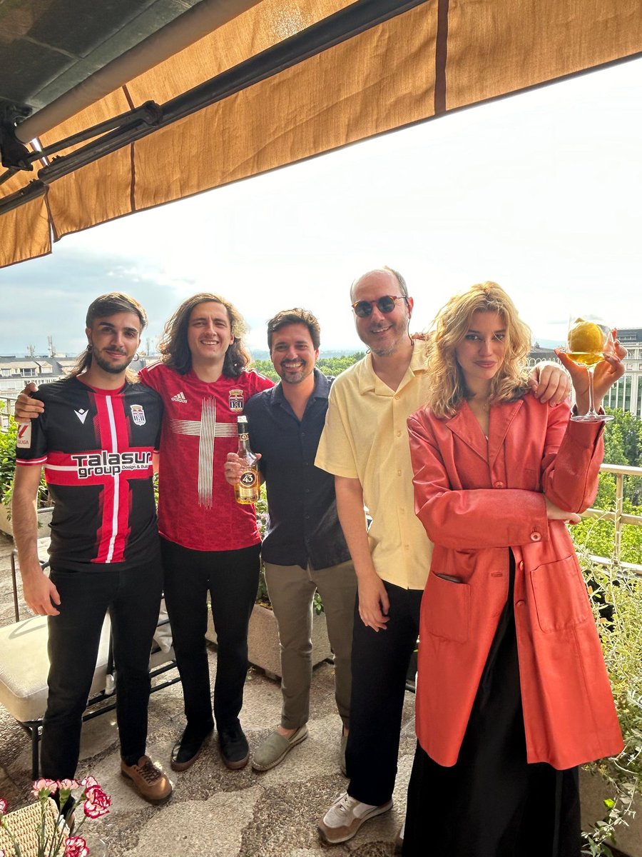 marioverasi's tweet photo. Cartageneros en Madrid celebrando el día de la Región de Murcia. Orgullosos de nuestra identidad, cultura y gastronomía. Fotaza de @AleAlejandroAZ con @arde_bogota y @pijayquinqui https://t.co/AknvLjMYZI
