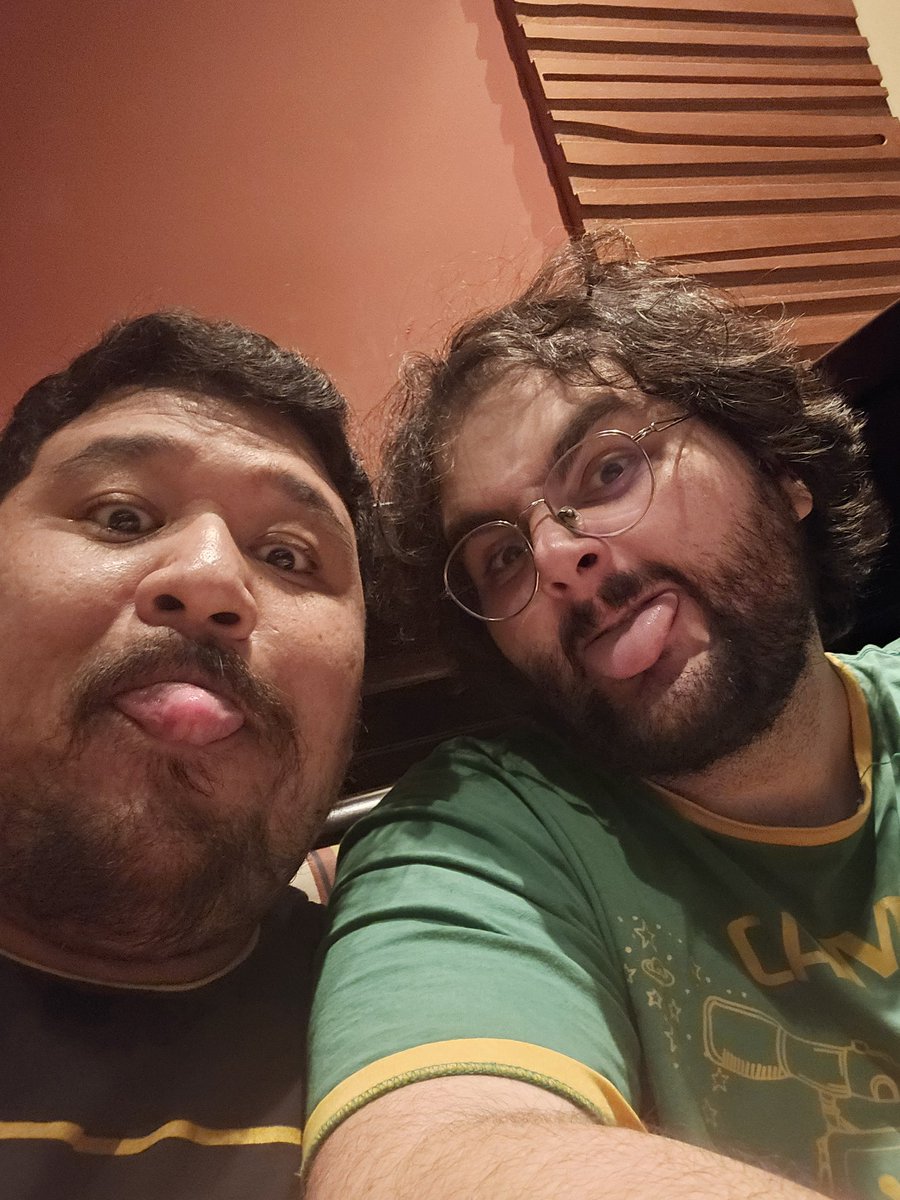 tigo105's tweet photo. Um casal passando só pra dar oir msm https://t.co/iCNwnbGHMB
