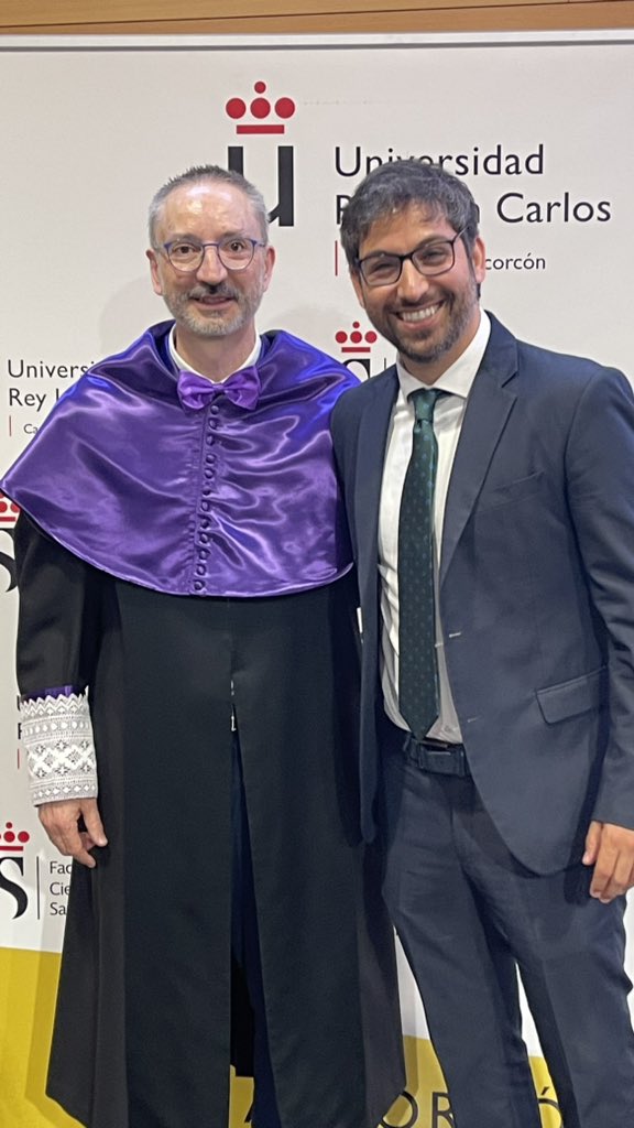 Pasión por la Anatomía (@pasionanatomia) on Twitter photo El pasado viernes se graduó la primera promoción del Grado en Farmacia de la <a href="/URJCFCS/">Facultad de Ciencias de la Salud-URJC</a>
Como Vicedecano de Estudiantes tuve la inmensa suerte de poder nombrar a @farmaceuticofernandez como Padrino de Honor de la promoción. Un día muy especial y emotivo. El pasado viernes se graduó la primera promoción del Grado en Farmacia de la <a href="/URJCFCS/">Facultad de Ciencias de la Salud-URJC</a>
Como Vicedecano de Estudiantes tuve la inmensa suerte de poder nombrar a @farmaceuticofernandez como Padrino de Honor de la promoción. Un día muy especial y emotivo.