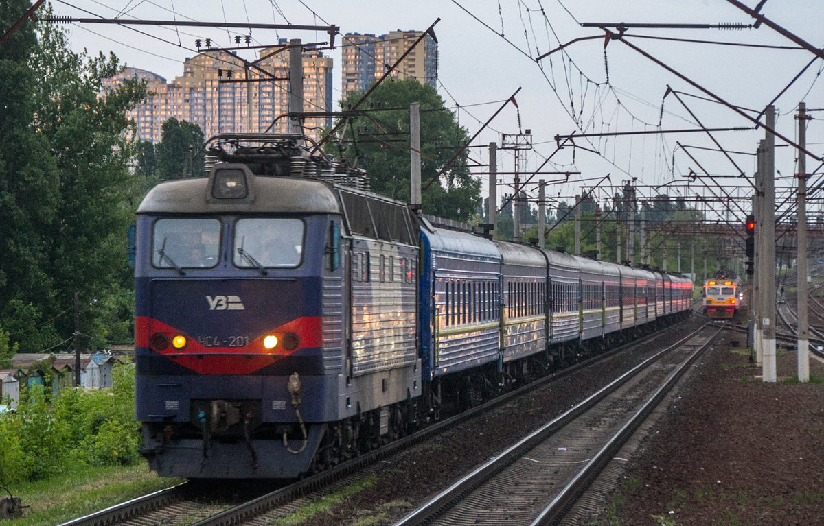 UraSlusar's tweet photo. Electric locomotive #ChS4 201 with a passenger train during the dusk going westward...

#Ukrzaliznytsia #UkrainianRailway #ElectricLocomotive #Skoda #Skoda52E #SkodaLocomotive #Trainspotter #Trainspotting #Railfan #Railfanning #RailwayPhotography #Eiesenbahn #Zug #CzechLocomotive https://t.co/8jUh5pA0se